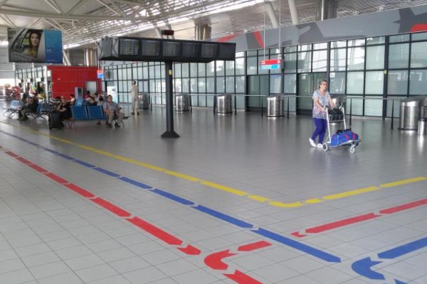 Летище София с водещи цветни пътеки по дизайн на Спаси София